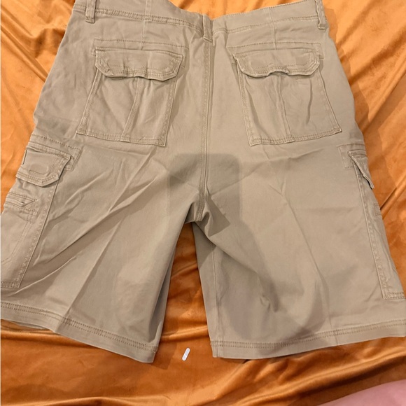 UNIONBAY Men's Cargo Shorts in Beige - Picture 3 of 3
